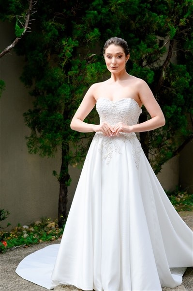 Descubra o tom ideal de Branco para o seu Vestido de Noiva: realce a sua beleza no grande dia!