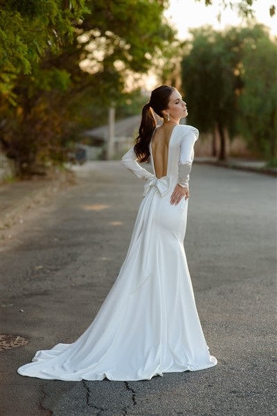 Vestido de noiva com cauda e véu: elegância e tradição!